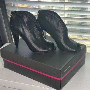 Vince Camuto Amber Black Leather Peep Toe Back Zip High Heel Boots Size 7